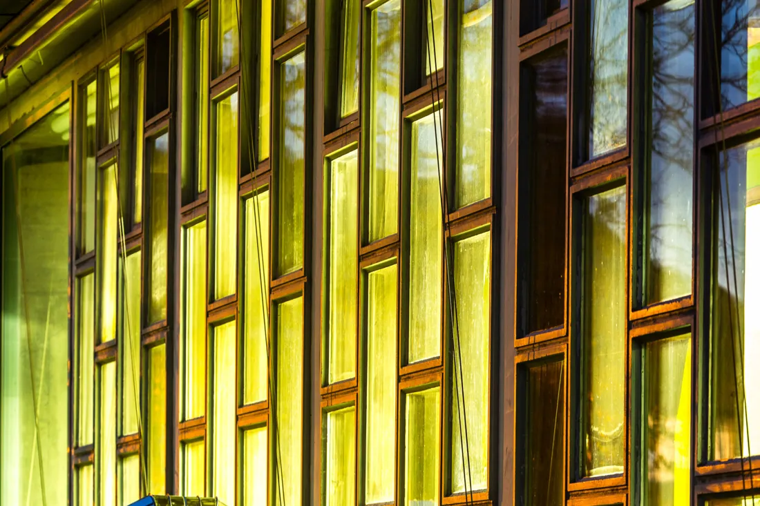 Goldene Holzfassade — Architekturdetail