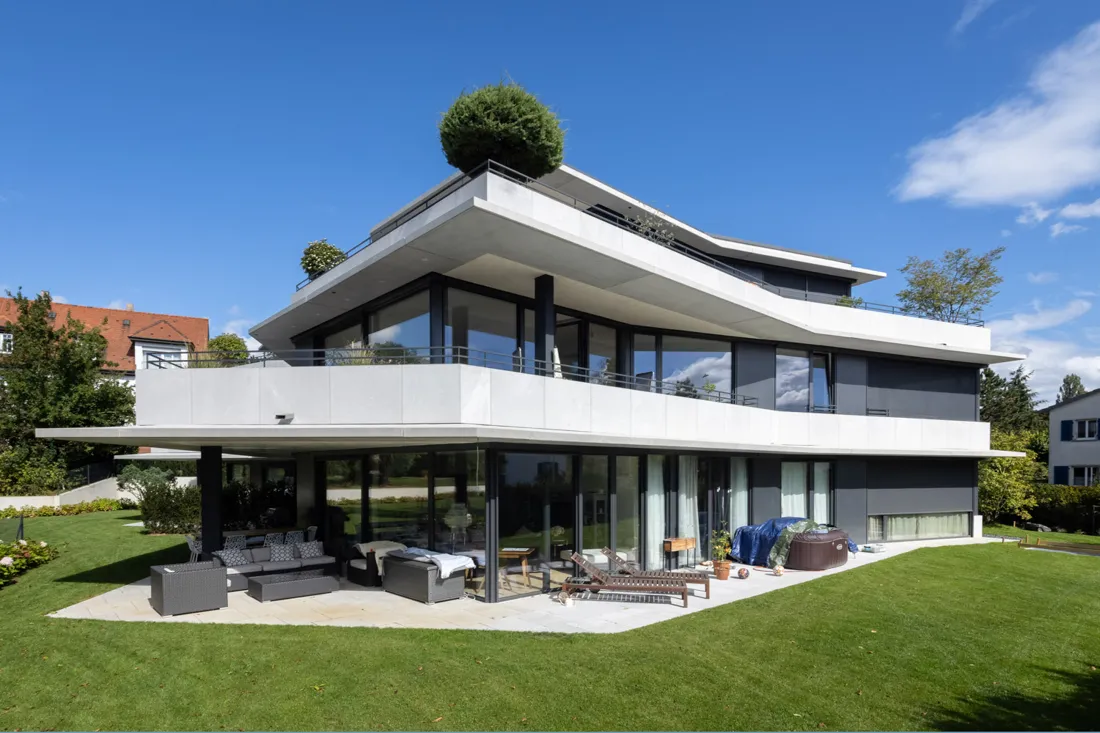 Moderne Villa mit geschwungenem Dach