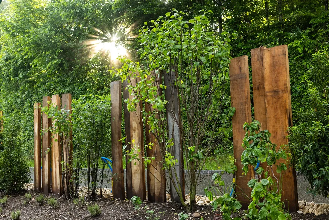Gartenbau — Holzstelen im Grünen