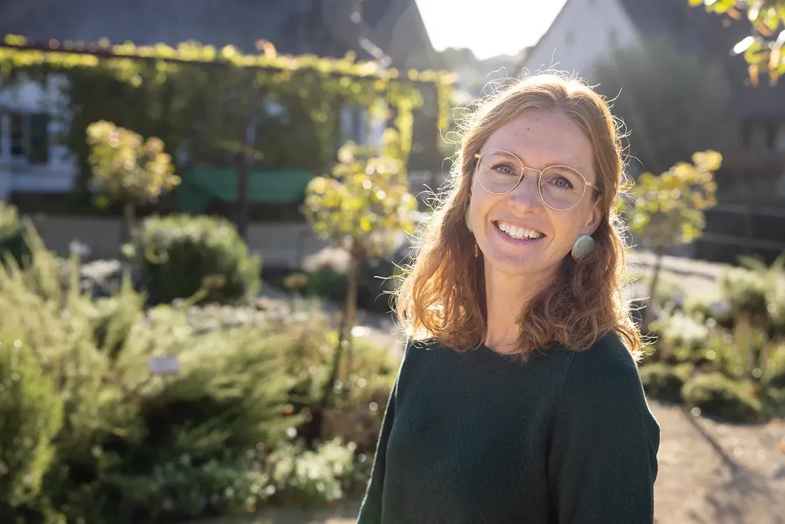 Portrait einer Frau im Garten, warmes Licht