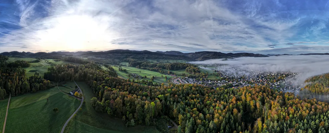 Herbstliches Tal aus der Luft — Panorama