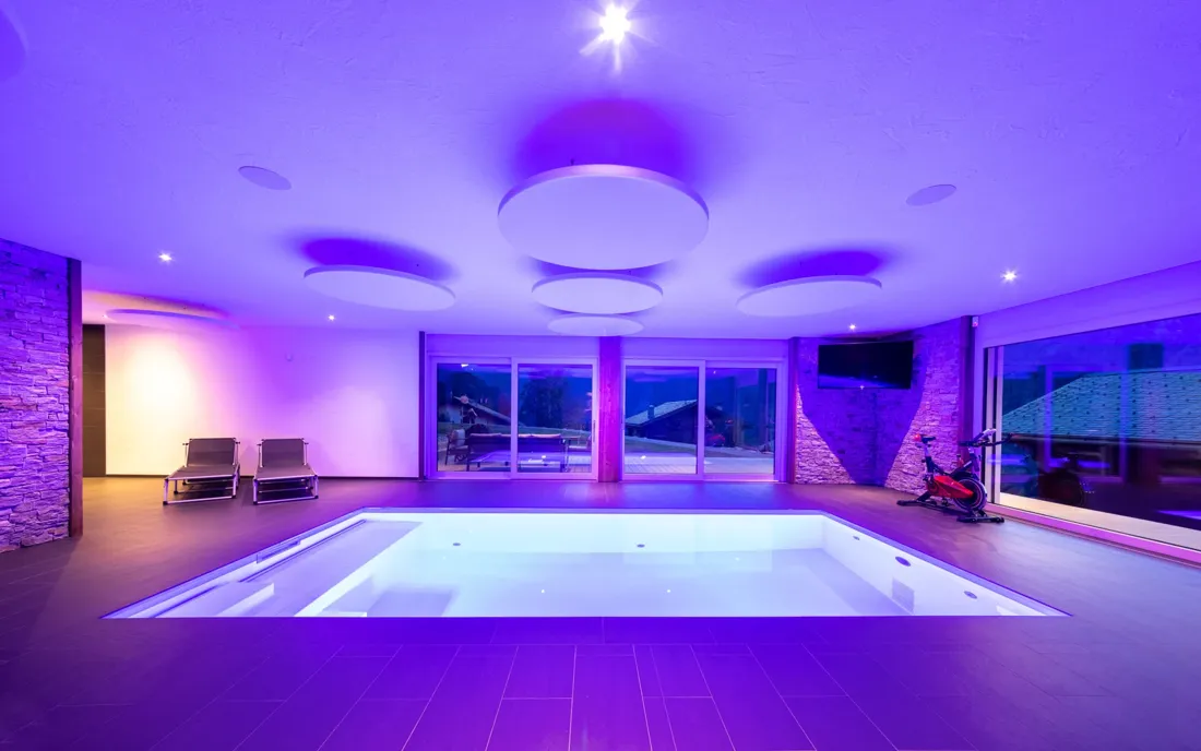 Innenpool in violettem Licht — Architekturfotografie