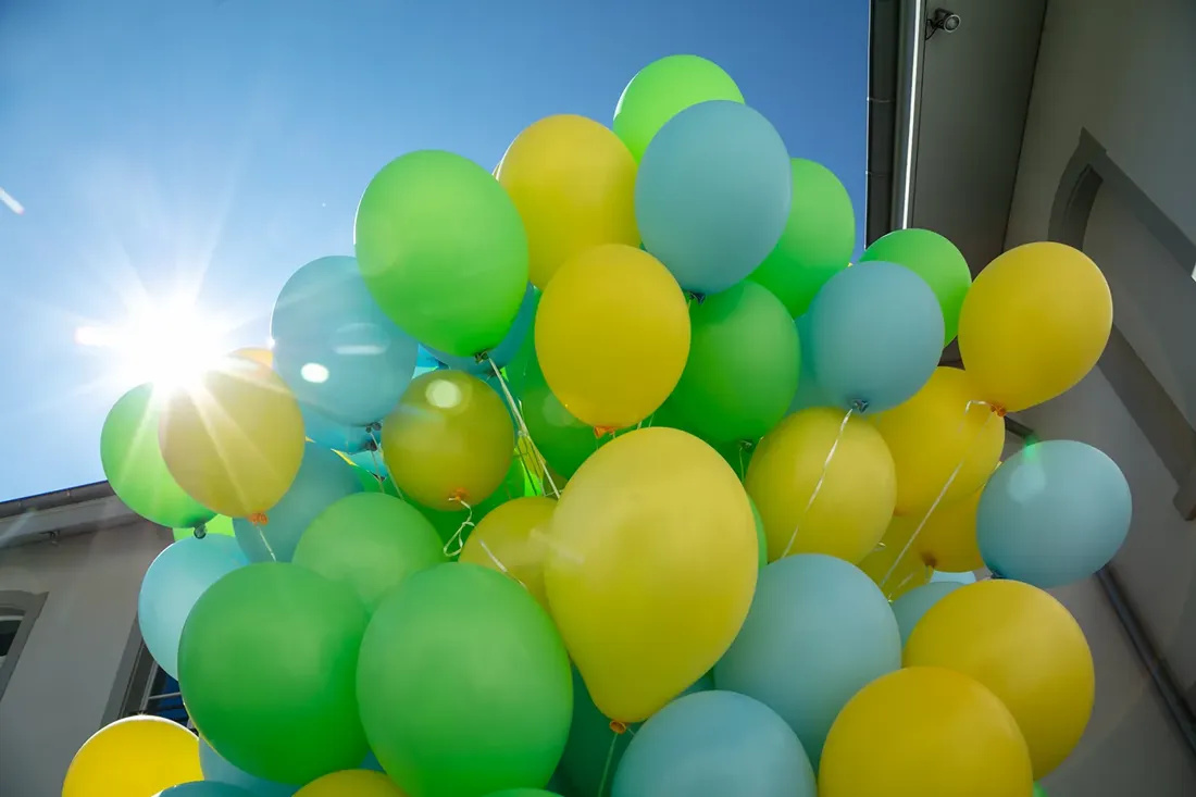 Firmenjubiläum — Ballone steigen