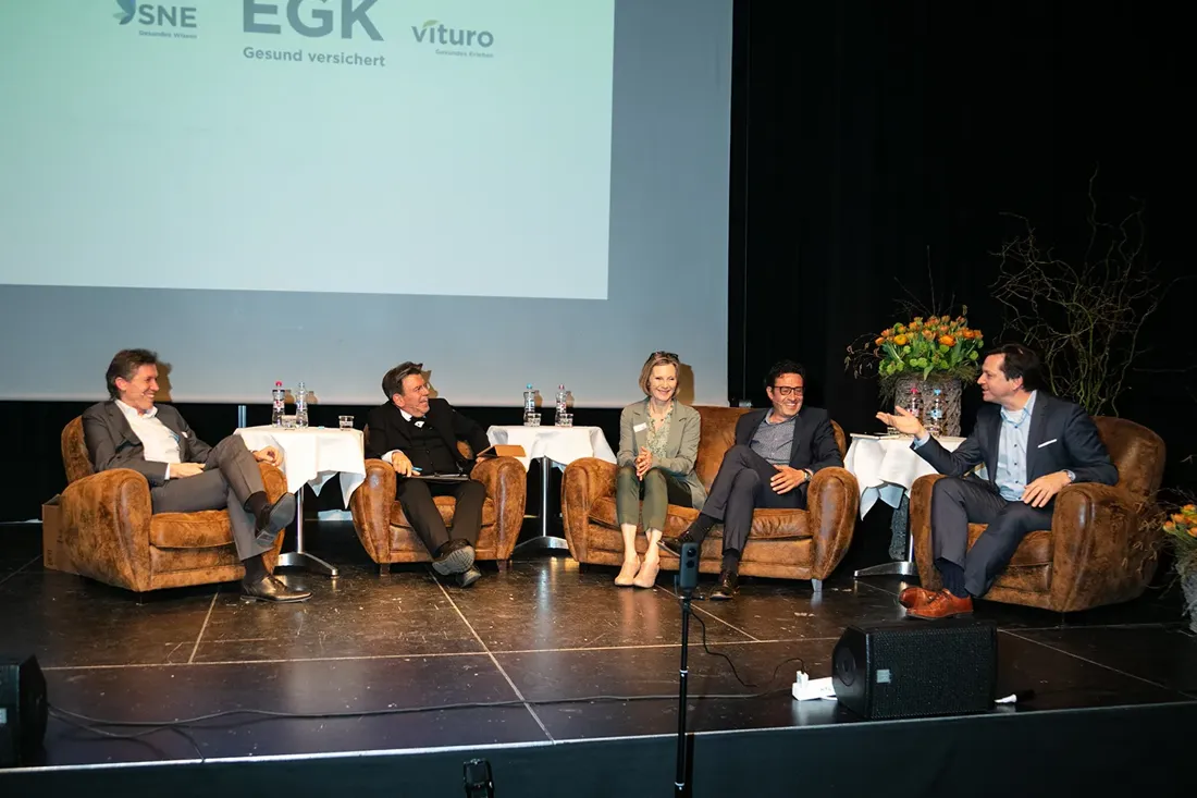 Podiumsdiskussion — Bühnenreportage