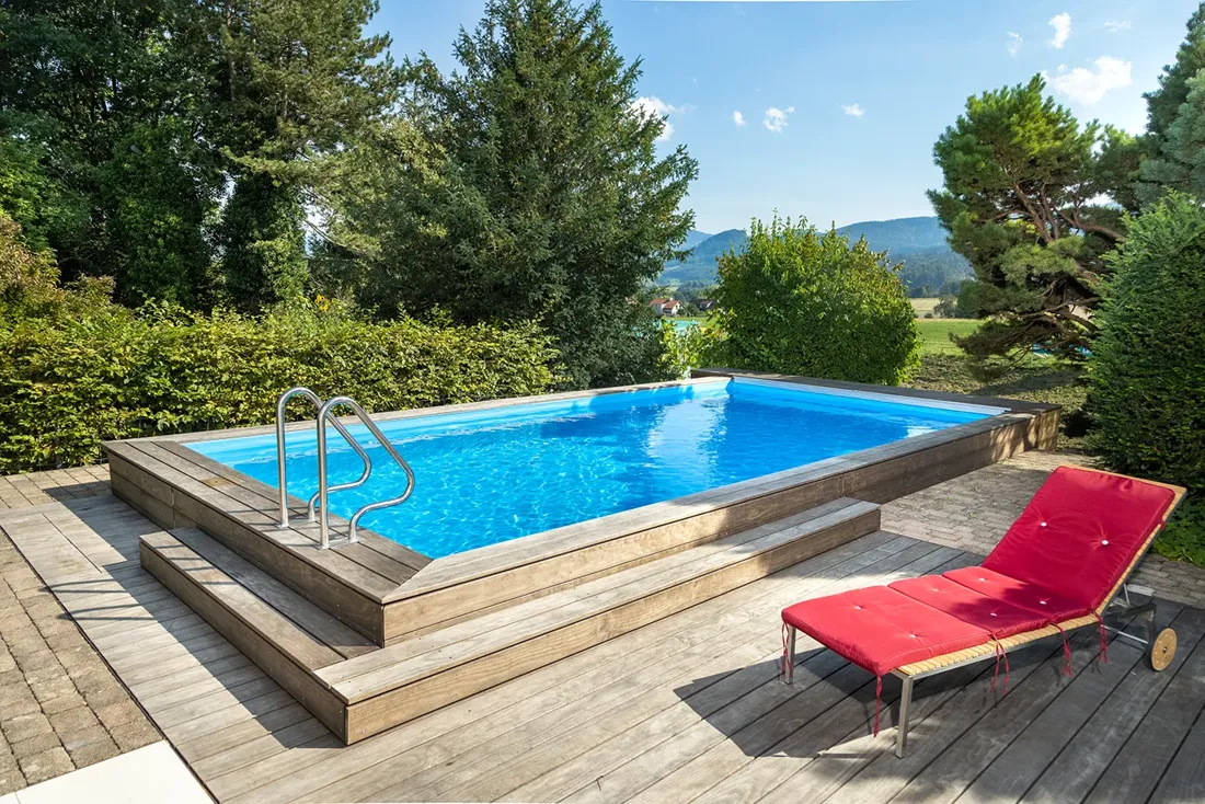 Gartenpool mit roter Liege — Sommer