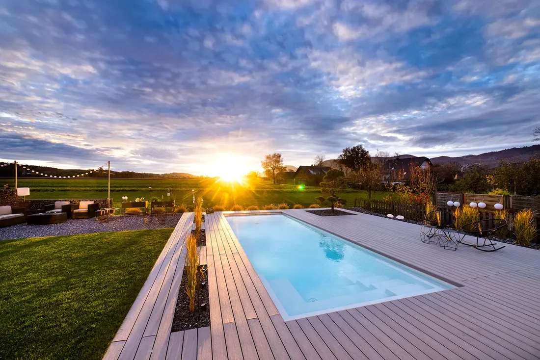 Pool zur blauen Stunde mit Abendhimmel