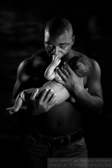 Vater mit Baby — inniger Moment